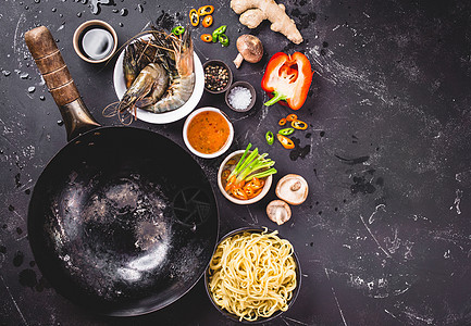 亚洲烹饪亚洲食品概念蔬菜海鲜香料餐厅煎锅面条筷子石头木板美食图片