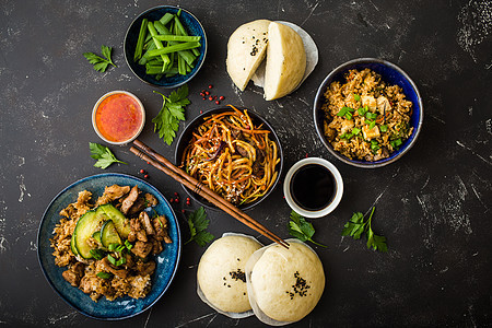 亚洲各种食品组宴会鸭子春卷黄瓜洋葱派对筷子小吃豆腐酱油图片