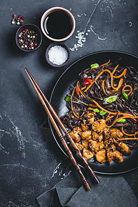 亚洲风格面条大豆红烧胡椒烹饪炒锅芝麻乡村厨房午餐餐巾图片