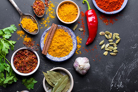 印度烹饪背景印度菜乡村小豆蔻盘子石头黑色桌子绿色黄色红色美食背景图片