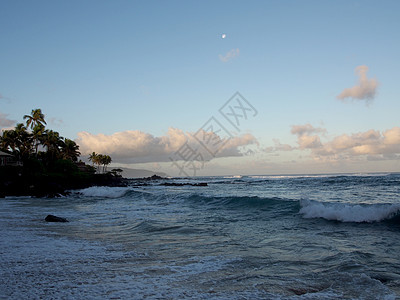 美丽的黎明在海面上 海浪冲入海滩的岩石旅行天空棕榈海洋奢华树木热带风景地平线海岸图片