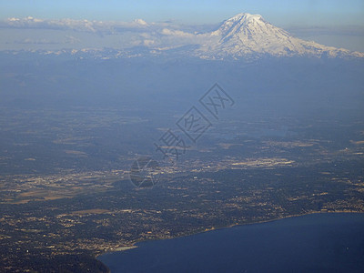 西雅图空中观西雅图 海岸和兰尼埃山可见建筑学办公室窗户建筑天际汽车海洋眼睛先锋晴天图片