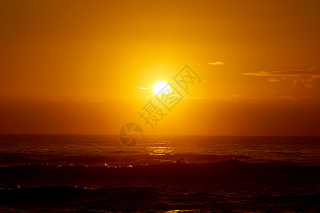日出在海洋上 海浪沿岸倾覆娱乐假期异国情调天空波浪蓝色地平线天气热带背景图片