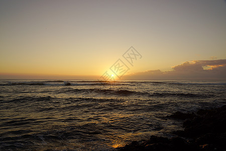 日出在海洋上 海浪沿岸倾覆热带天堂天空娱乐戏剧性假期太阳天气异国棕榈图片