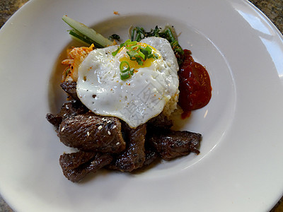 公司餐厅牛肉米饭用餐肉汁午餐白色盘子棕色油炸图片