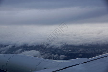 飞机翼飞越西雅图市上空图片