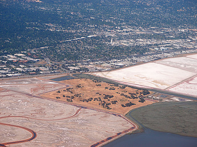 Bedwell湾滨公园 盐蒸发池 城市和旧金山湾地区周围自然的空中景象图片