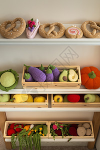 儿童厨房里有人工食品 架子上有蔬菜和用编织的丝线制成的水果孩子们诱饵幼儿园食物想像力玩具孩子菜肴物品童年图片