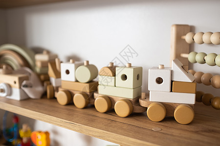 儿童房间里装有儿童木玩具架子的书架 儿童的概念木头装饰游戏室家庭卧室生态木工玩具柜家具童年图片