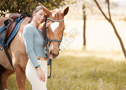 一匹马不在乎你知道多少 一个有魅力的年轻女人 带着她的马在森林里站着图片