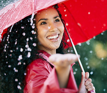 满身是祝福之雨 一个美丽的年轻女子带着雨伞站在雨中 拿着雨伞图片