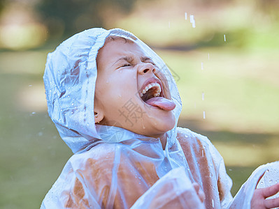 不知道雨的味道如何 一个小女孩伸出舌头 抓住嘴里滴下的雨水 她口中流淌着大雨图片