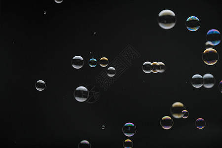 在黑色背景上飞行的肥皂泡 与五颜六色的反射的抽象肥皂泡 运动背景中的肥皂泡想像力环形流动乐趣动画片漂浮气泡液体圆圈彩虹图片