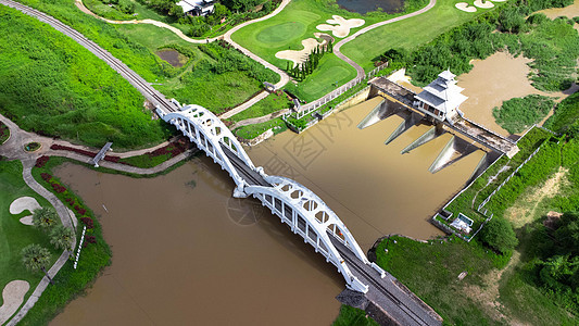 泰国南奔白桥的鸟瞰图 有河流 森林树木和绿色山丘 一座古老的铁路桥横跨在河上 旅游胜地地标天线游客机车火车车站运动运输建筑学旅游图片