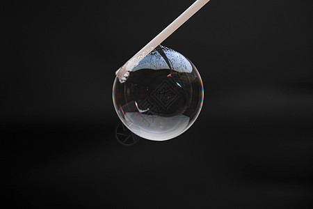美丽的肥皂泡沫在黑色背景上被一根稻草吹散 而抽象肥皂泡沫则带有多彩的反射环形圆圈漂浮环境想像力坡度彩虹液体运动乐趣图片