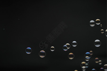 在黑色背景上飞行的肥皂泡 与五颜六色的反射的抽象肥皂泡 运动背景中的肥皂泡坡度动画片液体环境想像力乐趣环形彩虹漂浮流动图片