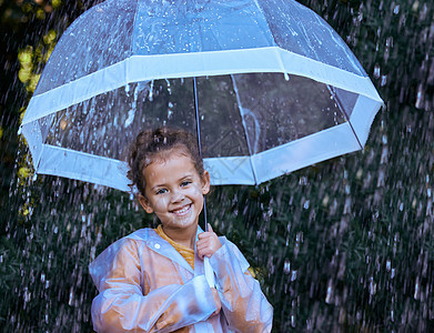 我喜欢在雨中玩耍 有个小女孩拿着雨伞 装得像样地站在雨中图片