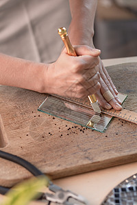 艺术家将彩色玻璃切成小的马赛克方形工作室安全工作女孩测量刀刃活动工具手套瓷砖图片