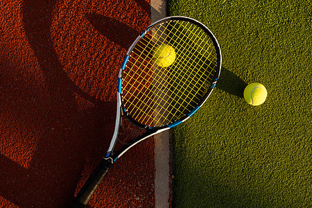 新粉刷过的网球场上的网球拍和新网球挑战场地黑色水平行动石墨竞赛法庭字符串游戏图片