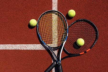 网球拍与红土球场上的网球娱乐黏土高手活动锦标赛闲暇比赛竞赛球拍训练图片