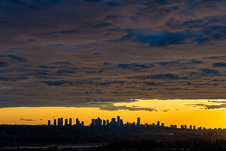 日落天空背景的城市景色紫罗蕾特图片