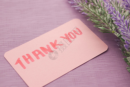 感谢您在粘贴纸条上的留言 紫色背景的花朵图片