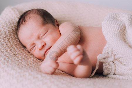 睡着新生婴儿的生活方式 甜蜜宝宝的梦想睡眠快乐毯子女性皮肤童年生活孩子微笑白色图片