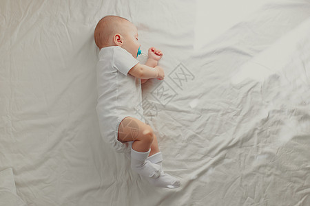 婴儿在他的婴儿床里睡觉 祝宝宝好梦 一个快乐的孩子 儿童用品育儿男生儿子幸福乐趣童年微笑分娩卧室皮肤图片