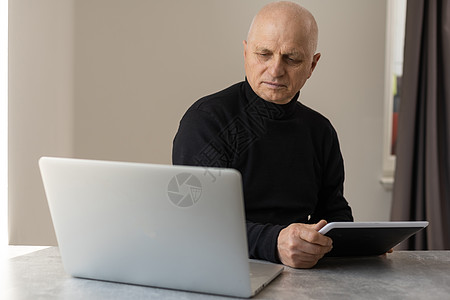 在家使用笔记本电脑的老年男子住所房子财政生活债务新闻技术公寓男人居所图片