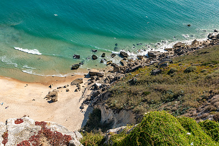 葡萄牙大西洋沿岸纳扎雷旅游胜地悬崖上的岩石和沙滩图片