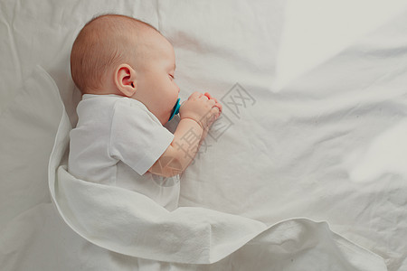 婴儿在他的婴儿床里睡觉 祝宝宝好梦 一个快乐的孩子 儿童用品幸福卧室身体皮肤乐趣家庭育儿新生儿子分娩图片
