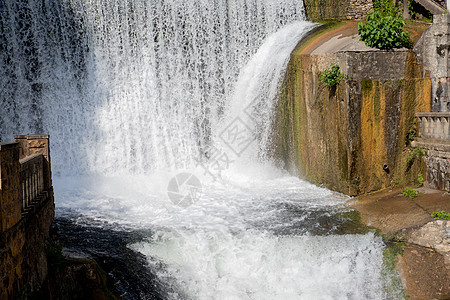 公园花园中的人工瀑布 城市公园的人造瀑布 喷泉中的水从花岗岩板上落下 呈宽条状 小型水电站大坝景观森林溪流岩石建筑旅游力量城市风图片
