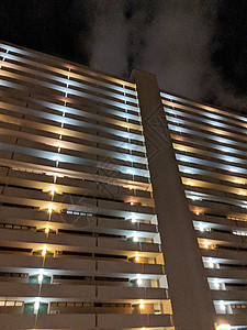 寻找夜里一栋大楼城市窗户财产地标摩天大楼市中心住宅建筑建筑物公寓图片