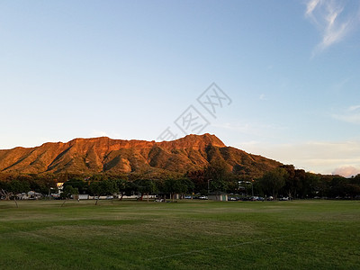 卡皮奥拉尼公园白天与钻石头和云晴天火山棕榈首脑场地钻石旅行闲暇天堂陨石图片