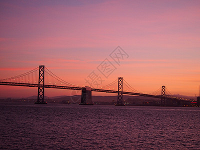 湾桥旧金山一侧和黄昏时的旧金山市中心图片