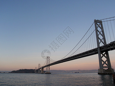 黄昏时湾桥旧金山一侧图片