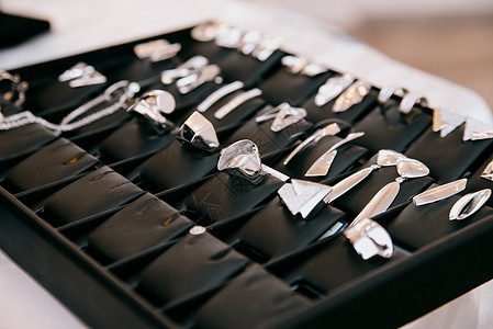 装有项链和首饰的商店窗口 自制珠宝展出配饰贸易戒指矿物产品宝石卵石艺术蓝色店铺图片