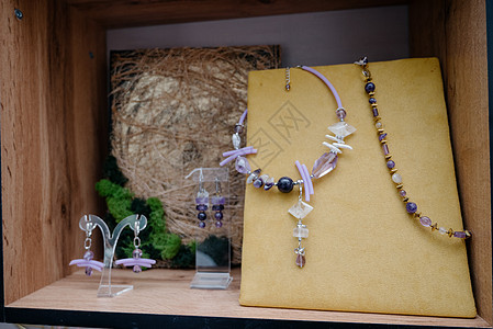 装有项链和首饰的商店窗口 自制珠宝展出产品石头矿物奢华艺术金子贸易卵石宝石戒指图片
