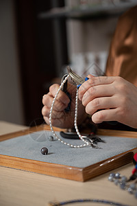 珠宝制作和珠蜜过程 时尚 创造力和手工创作概念劳动礼物作坊桌子珠子工艺金子塑料产品配饰图片