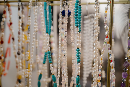 装有项链和首饰的商店窗口 自制珠宝展出配饰作坊贸易礼物卵石金子珠子石头产品耳环图片