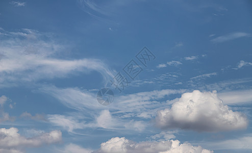 在宁静的蓝色天空中 白毛云阳光季节天气晴天环境风景天堂日光气氛空气背景图片