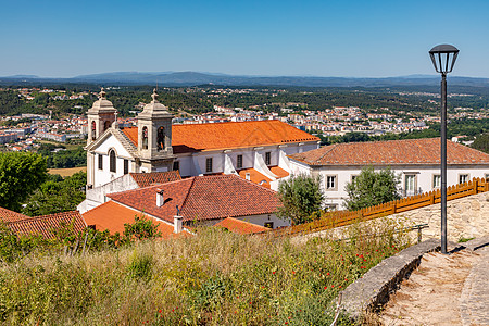 在整个圣塔雷姆大片地区与葡萄牙Ourem教堂露天的远方观景图片
