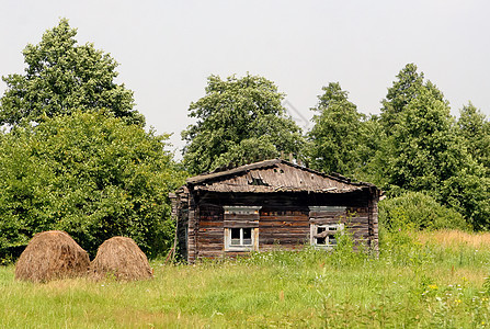 被遗弃的房屋在农村田间失修 破旧不堪图片