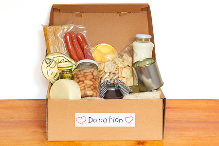 一套为危机中有需要的人准备的杂货食品 意大利面 豆类 罐头食品和其他装在纸箱里的食品 上面有捐赠文字图片