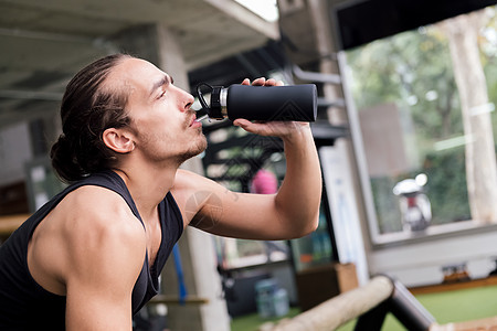 运动员在休息锻炼时饮用饮用水图片