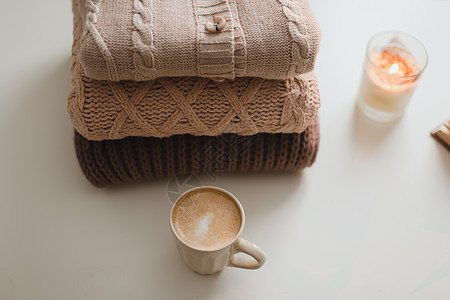 温馨舒适的寒冷家庭气氛 用杯子 蜡烛和毛衣维持生活可可咖啡晴天休息作品服务桌子衣服情绪房间图片