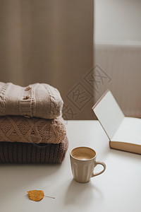 舒适舒适的冬天和秋冬家庭气氛 用杯子 书本和温暖的毛衣维持生活图片