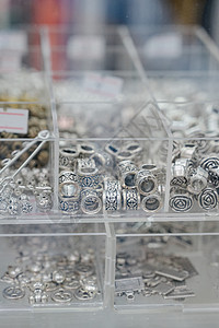 装有项链和首饰的商店窗口 自制珠宝展出陈列柜展示金子矿物贸易宝石石头店铺奢华产品图片