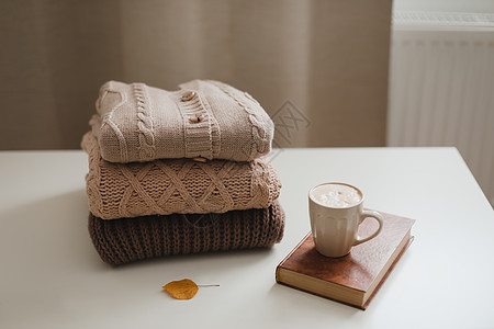 温馨舒适的寒冷家庭气氛 用杯子 蜡烛和毛衣维持生活桌子湿气房间作品咖啡格子静物装饰围巾可可图片