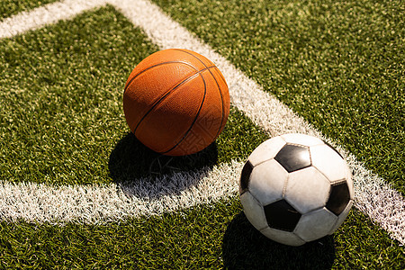 一套体育设备 足球和绿草地上的篮球;图片